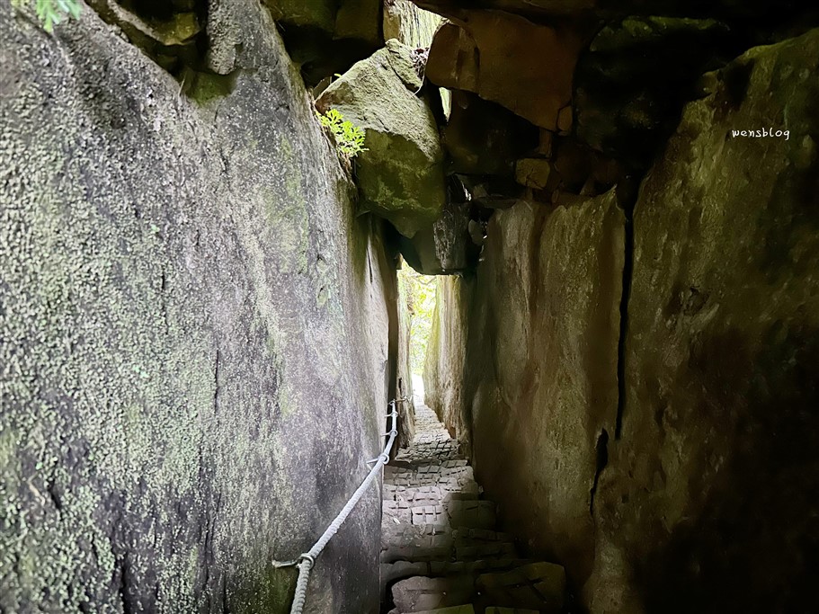 新竹北埔。五指山猴洞一線天，有如山中版的摸乳巷，僅容一人通過之寬度 @雯雯的玩樂地圖