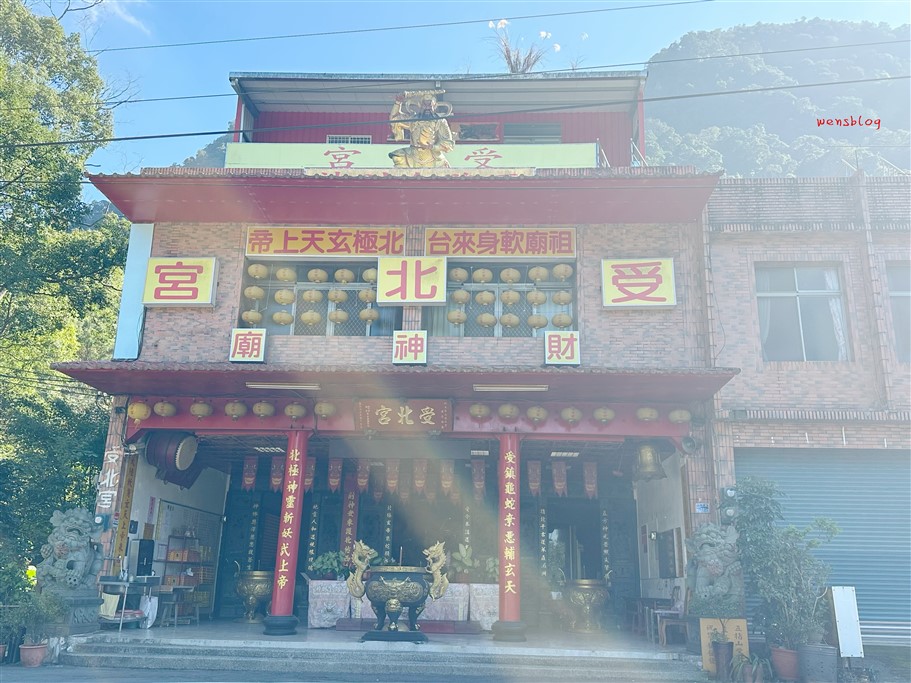 新竹北埔。五指山猴洞一線天，有如山中版的摸乳巷，僅容一人通過之寬度 @雯雯的玩樂地圖