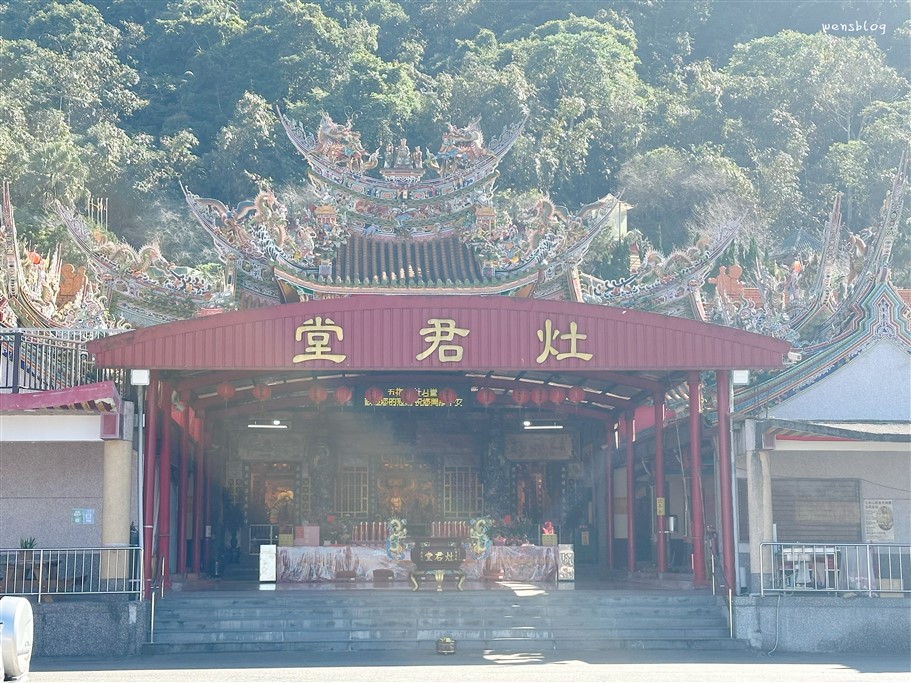 新竹北埔。五指山猴洞一線天，有如山中版的摸乳巷，僅容一人通過之寬度 @雯雯的玩樂地圖