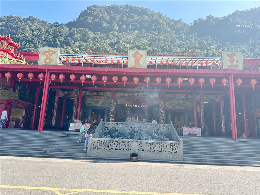 新竹北埔。五指山猴洞一線天，有如山中版的摸乳巷，僅容一人通過之寬度 @雯雯的玩樂地圖