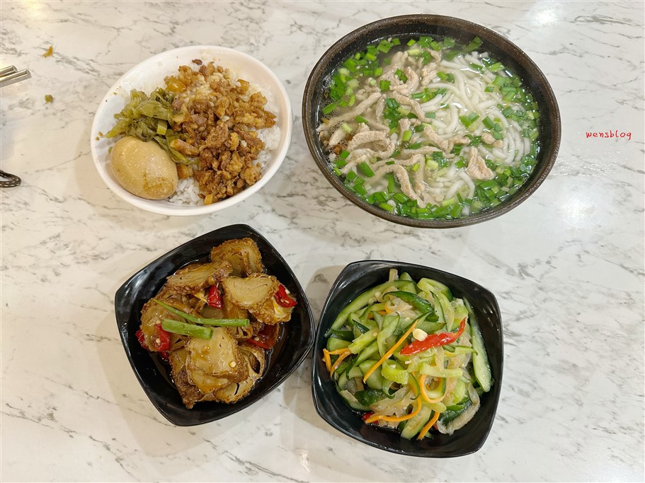 桃園中壢。懶得煮客家麵食館環北路店，客家風味家常麵食，各式小菜直接讓人陷入選擇障礙 @雯雯的玩樂地圖