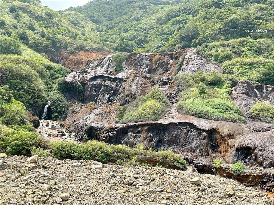 新北瑞芳。濂洞國小、黃金瀑布，帶你玩室內超長海景溜滑梯外，還能順遊欣賞奇特自然景觀的黃金瀑布 @雯雯的玩樂地圖