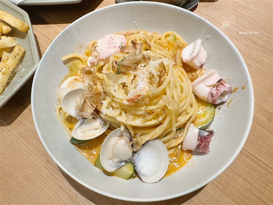 桃園。CAFE STAY，獨棟透明玻璃屋、旋轉樓梯，設計感十足 @雯雯的玩樂地圖