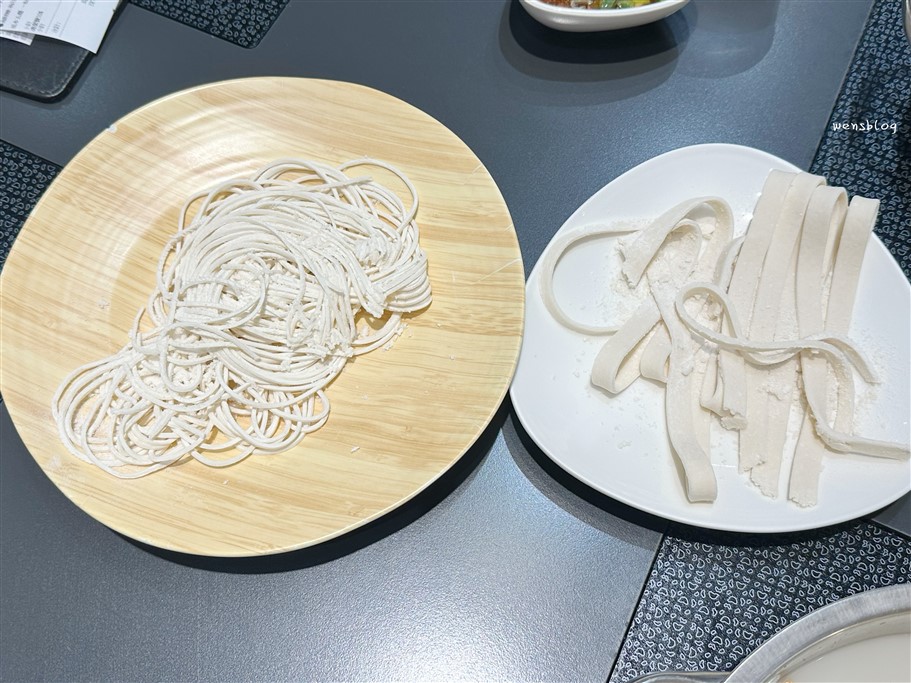 桃園中壢。荖子鍋Plus家樂福內壢店，蔬食自助吧吃到飽，還有全台獨家的DIY製麵機 @雯雯的玩樂地圖