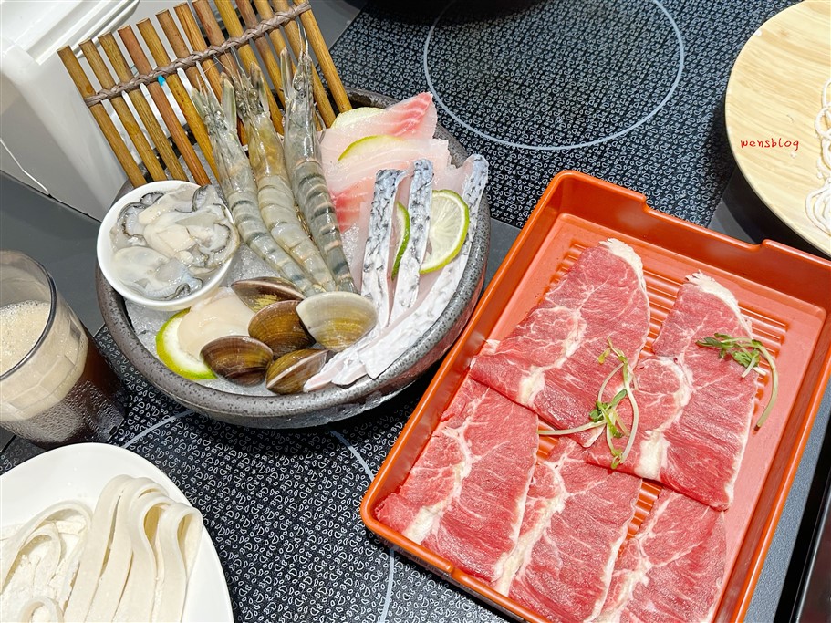 桃園中壢。荖子鍋Plus家樂福內壢店，蔬食自助吧吃到飽，還有全台獨家的DIY製麵機 @雯雯的玩樂地圖