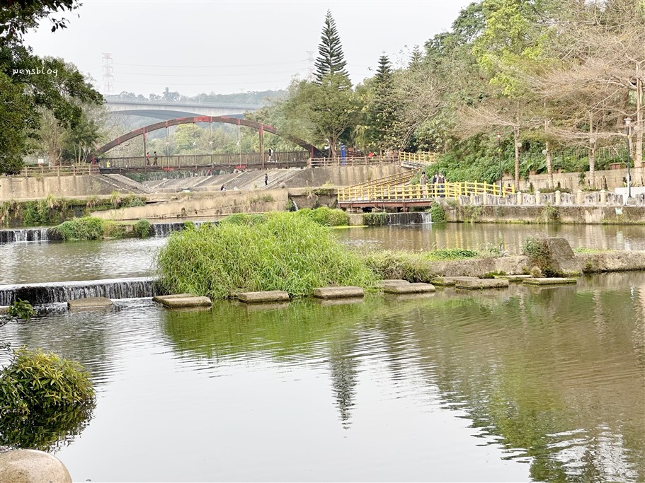新竹關西。牛欄河親水公園、東安古橋，步道平緩好走，老少皆宜，還有必拍古色古香的歷史古蹟 @雯雯的玩樂地圖