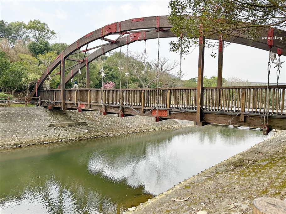 新竹關西。牛欄河親水公園、東安古橋，步道平緩好走，老少皆宜，還有必拍古色古香的歷史古蹟 @雯雯的玩樂地圖
