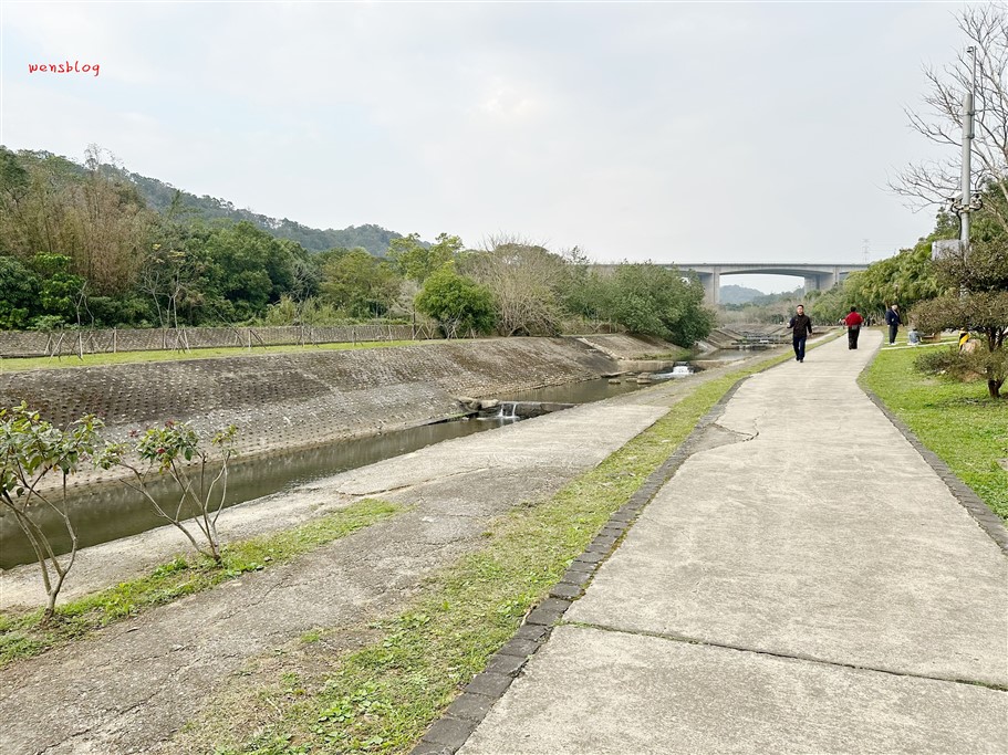 新竹關西。牛欄河親水公園、東安古橋，步道平緩好走，老少皆宜，還有必拍古色古香的歷史古蹟 @雯雯的玩樂地圖