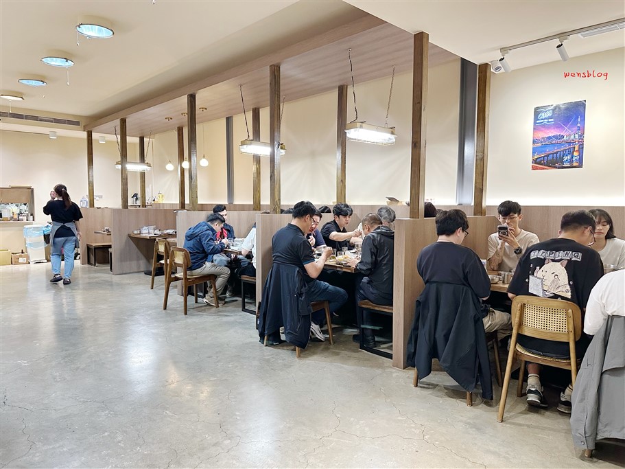桃園中壢。松島食堂桃園青埔店，質感系裝潢的韓式料理，主打韓國一隻雞料理 @雯雯的玩樂地圖