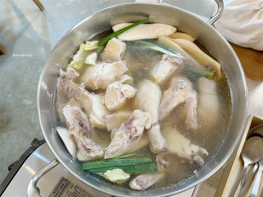桃園中壢。松島食堂桃園青埔店，質感系裝潢的韓式料理，主打韓國一隻雞料理 @雯雯的玩樂地圖
