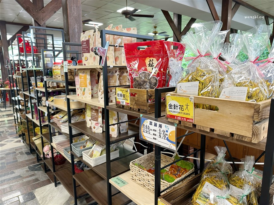 台中新社。沐心泉休閒農場，初夏限定~滿山滿谷的繡球花海，黃澄澄的金針花，直接拍好拍滿 @雯雯的玩樂地圖