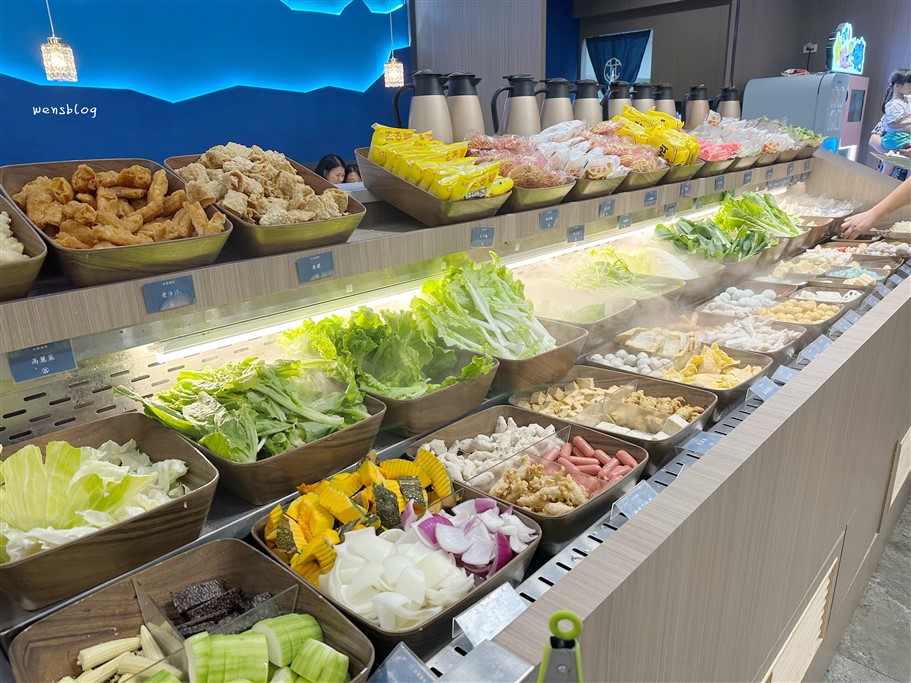 桃園中壢。井賀鍋物中壢店，豐富多樣自助吧，還把整台的棉花糖機搬進來，是不是有點狂～ @雯雯的玩樂地圖