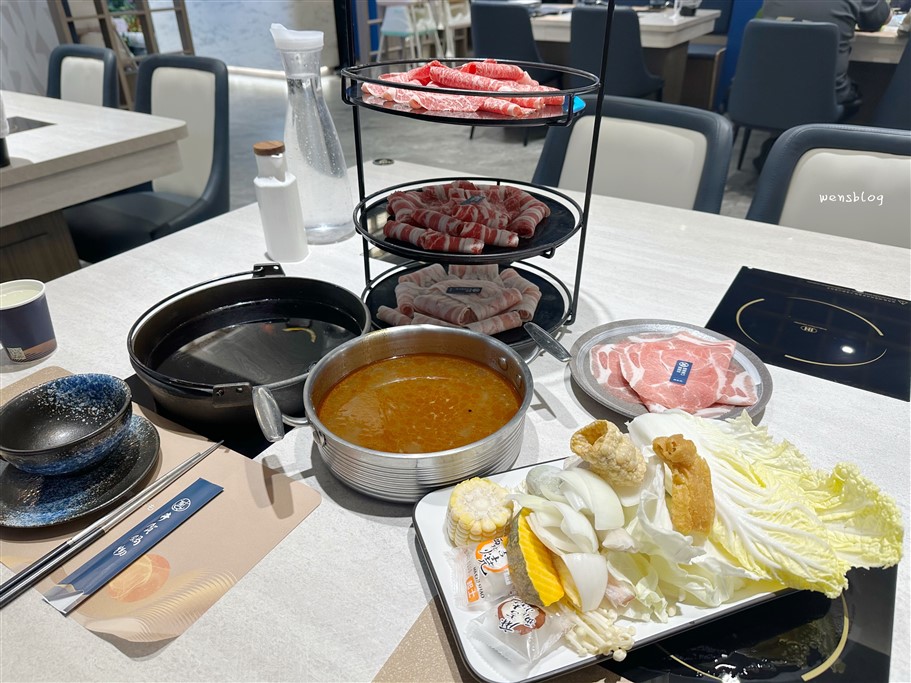 桃園中壢。井賀鍋物中壢店，豐富多樣自助吧，還把整台的棉花糖機搬進來，是不是有點狂～ @雯雯的玩樂地圖