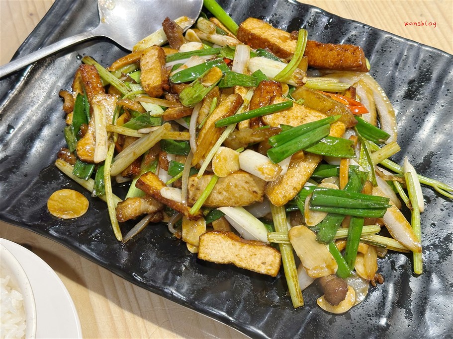 桃園中壢。大稻鼎臺式餐館，工業區裡的熱門熱炒店，座位多、餐點選擇多、出餐快 @雯雯的玩樂地圖