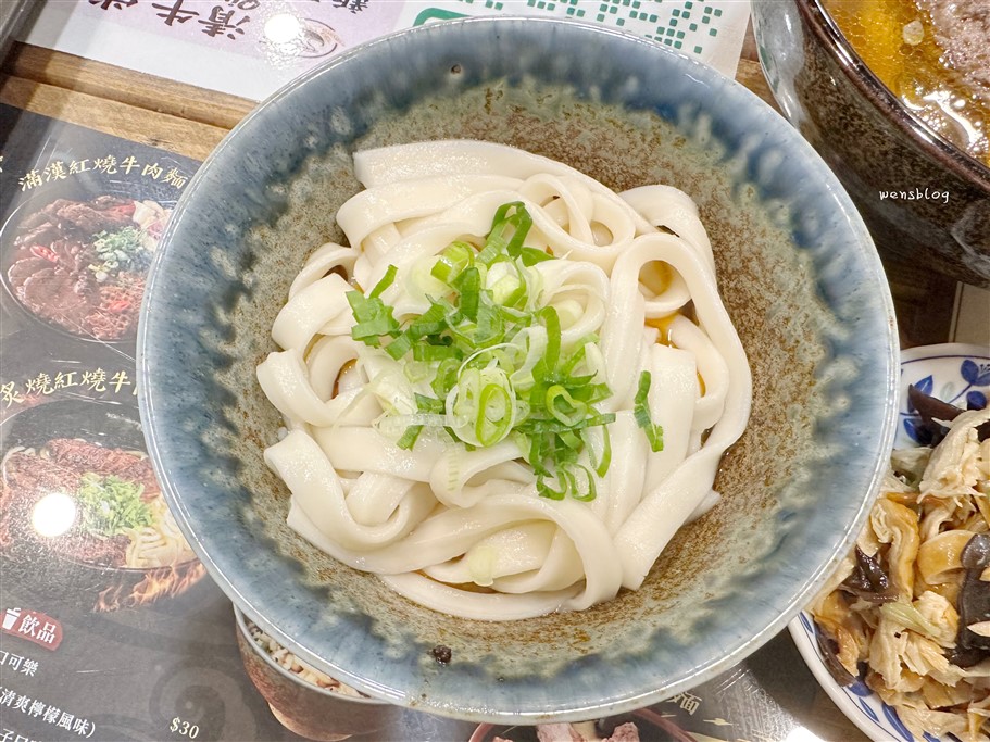 桃園中壢。清牛堂清燉牛肉麵中壢店,清甜溫和順口湯頭讓人唇齒留香,搭配肉量十足的牛肋條,吃了超級滿足 @雯雯的玩樂地圖