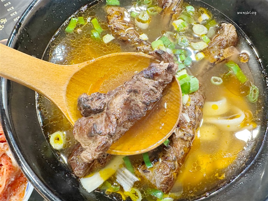 桃園中壢。清牛堂清燉牛肉麵中壢店,清甜溫和順口湯頭讓人唇齒留香,搭配肉量十足的牛肋條,吃了超級滿足 @雯雯的玩樂地圖 桃園中壢。清牛堂清燉牛肉麵中壢店,清甜溫和順口湯頭讓人唇齒留香,搭配肉量十足的牛肋條,吃了超級滿足 @雯雯的玩樂地圖