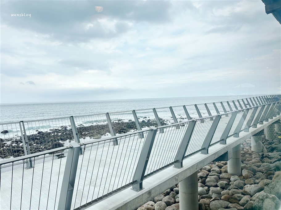 新北石門。海堤咖啡,北海岸海景咖啡廳,看著蔚藍海景,一邊享受美食,療癒又放鬆 @雯雯的玩樂地圖 新北石門。海堤咖啡,北海岸海景咖啡廳,看著蔚藍海景,一邊享受美食,療癒又放鬆 @雯雯的玩樂地圖