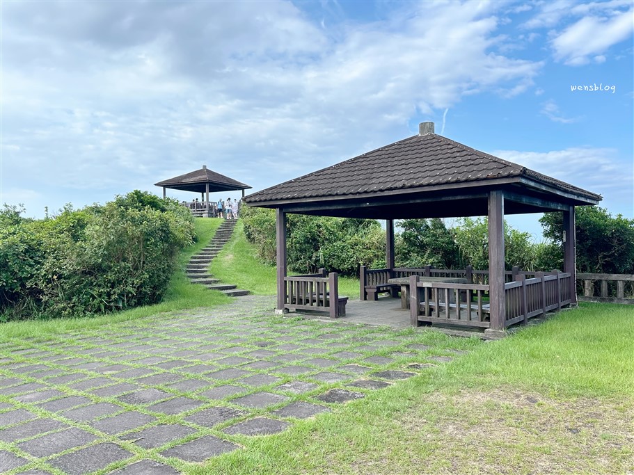 新北貢寮。龍洞灣岬步道,欣賞臨海矗立的巨石與壯麗的海岸景色,步道平緩好走容易達陣 @雯雯的玩樂地圖