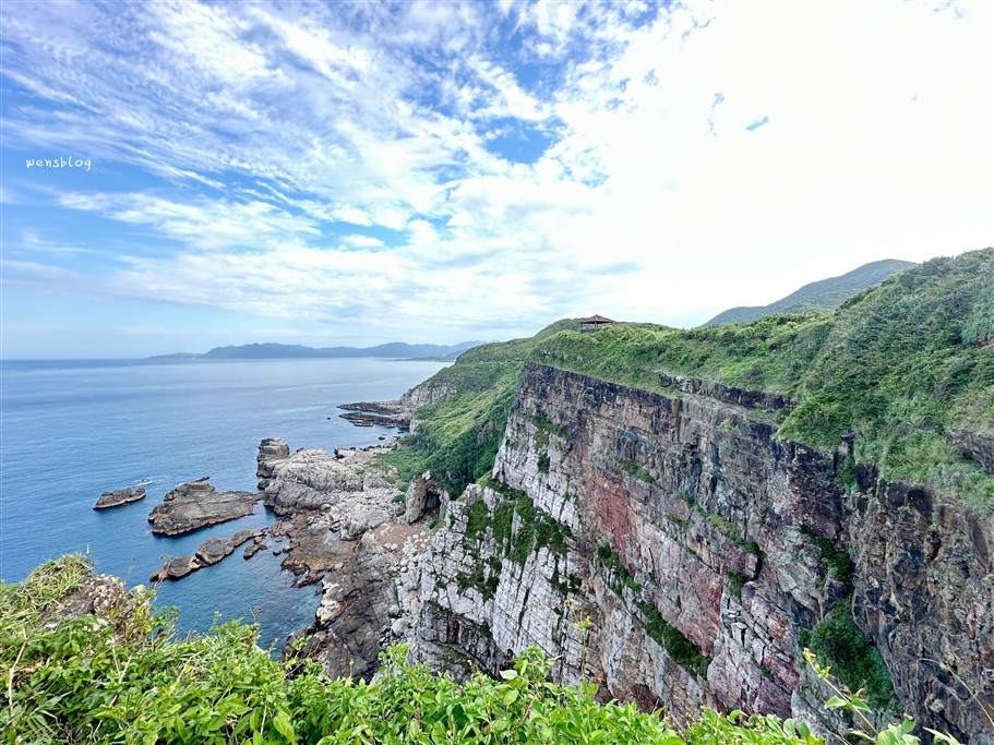 新北貢寮。龍洞灣岬步道,欣賞臨海矗立的巨石與壯麗的海岸景色,步道平緩好走容易達陣 @雯雯的玩樂地圖