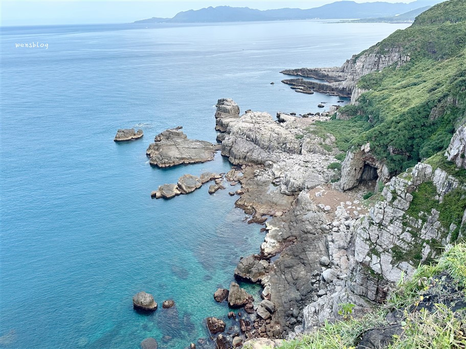 新北貢寮。龍洞灣岬步道,欣賞臨海矗立的巨石與壯麗的海岸景色,步道平緩好走容易達陣 @雯雯的玩樂地圖