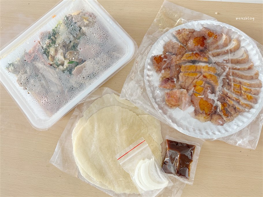 桃園中壢。四季烤鴨,華勛幸福黃昏市場旁,強勢歸來高人氣的排隊烤鴨店，一鴨兩吃，整隻只要680元，超級划算的啦~ @雯雯的玩樂地圖