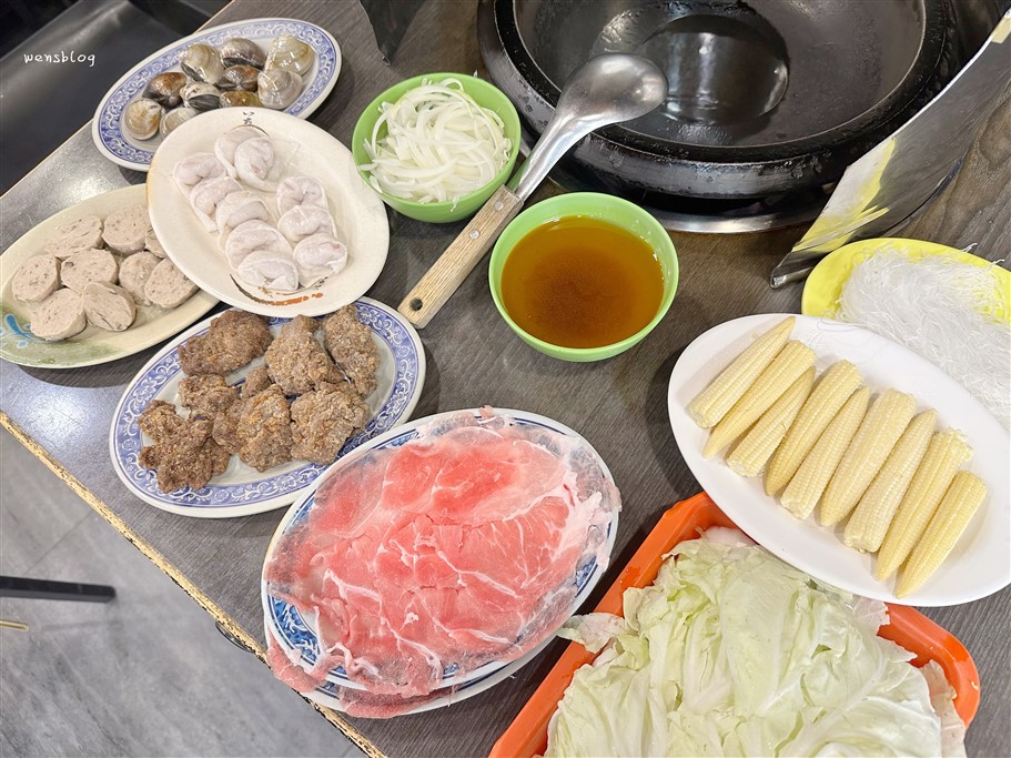 基隆中正區。義美石頭火鍋，還沒開店就大排長龍的超人氣火鍋店，價位親民，又不收服務費 @雯雯的玩樂地圖