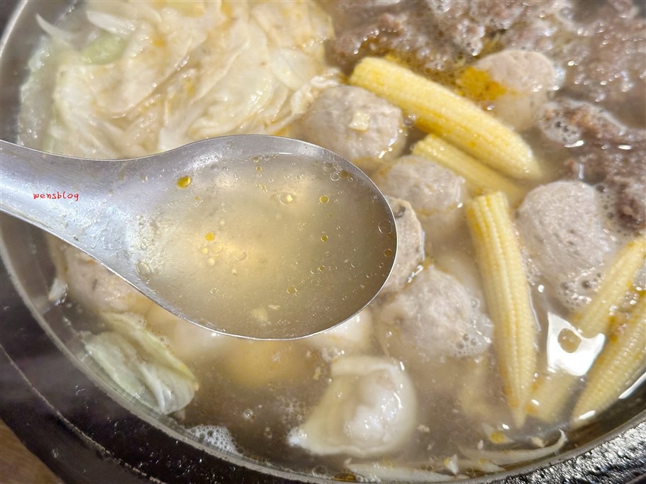 基隆中正區。義美石頭火鍋，還沒開店就大排長龍的超人氣火鍋店，價位親民，又不收服務費 @雯雯的玩樂地圖