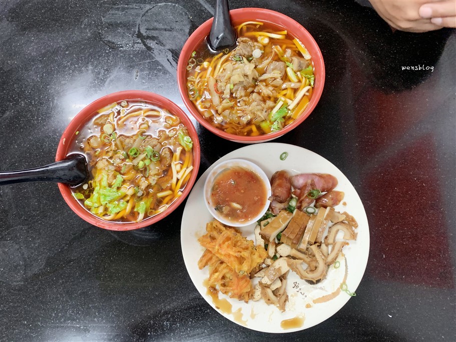 新竹竹東。莊記牛肉麵館,隱身在市場中的人氣排隊美食 @雯雯的玩樂地圖