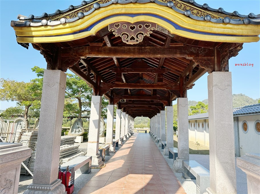 苗栗三義。佛頂山朝聖寺，宏偉壯麗的佛寺建築，多尊雕刻栩栩如生的佛像，洗滌心靈的好去處 @雯雯的玩樂地圖