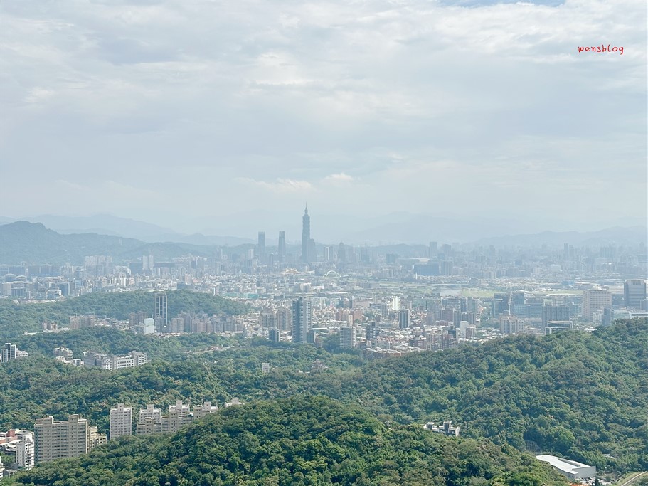 台北內湖。碧山巖開漳聖王廟、白石湖吊橋，登高望遠，拜拜求好運 、輕鬆走吊橋 @雯雯的玩樂地圖