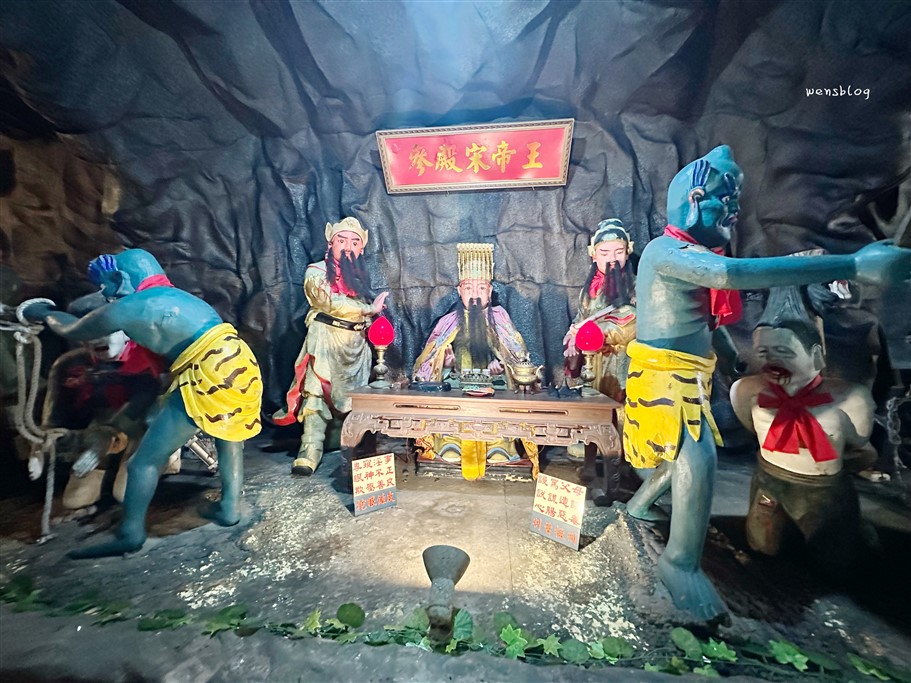 新北石門。金剛宮四面佛，宮廟界迪士尼~有著最多神像的寺廟，還有全臺灣最巨大的臥佛 @雯雯的玩樂地圖