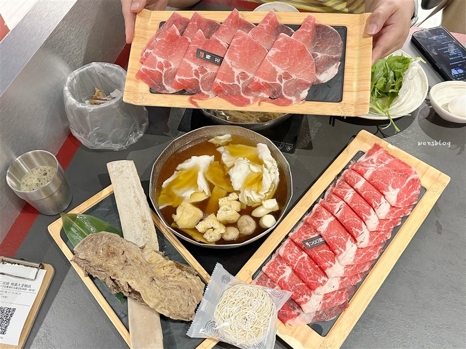 桃園中壢。二旭鍋桃園青埔店，IKEA商場內，主打1人1鍋＋自助吧吃到飽，最低 369 元起 @雯雯的玩樂地圖
