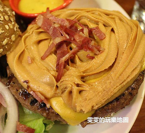 [新北林口]BRAVO BURGER發福廚房林口店~就是要大口吃肉才爽快,花生醬牛肉堡大推啦(結束營業) @雯雯的玩樂地圖