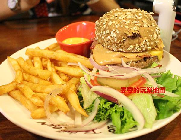 [新北林口]BRAVO BURGER發福廚房林口店~就是要大口吃肉才爽快,花生醬牛肉堡大推啦(結束營業) @雯雯的玩樂地圖