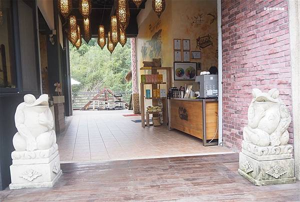 新竹竹東景觀餐廳。莫內咖啡(竹東店)，台3線上濃濃峇里島風格的景觀咖啡廳 @雯雯的玩樂地圖