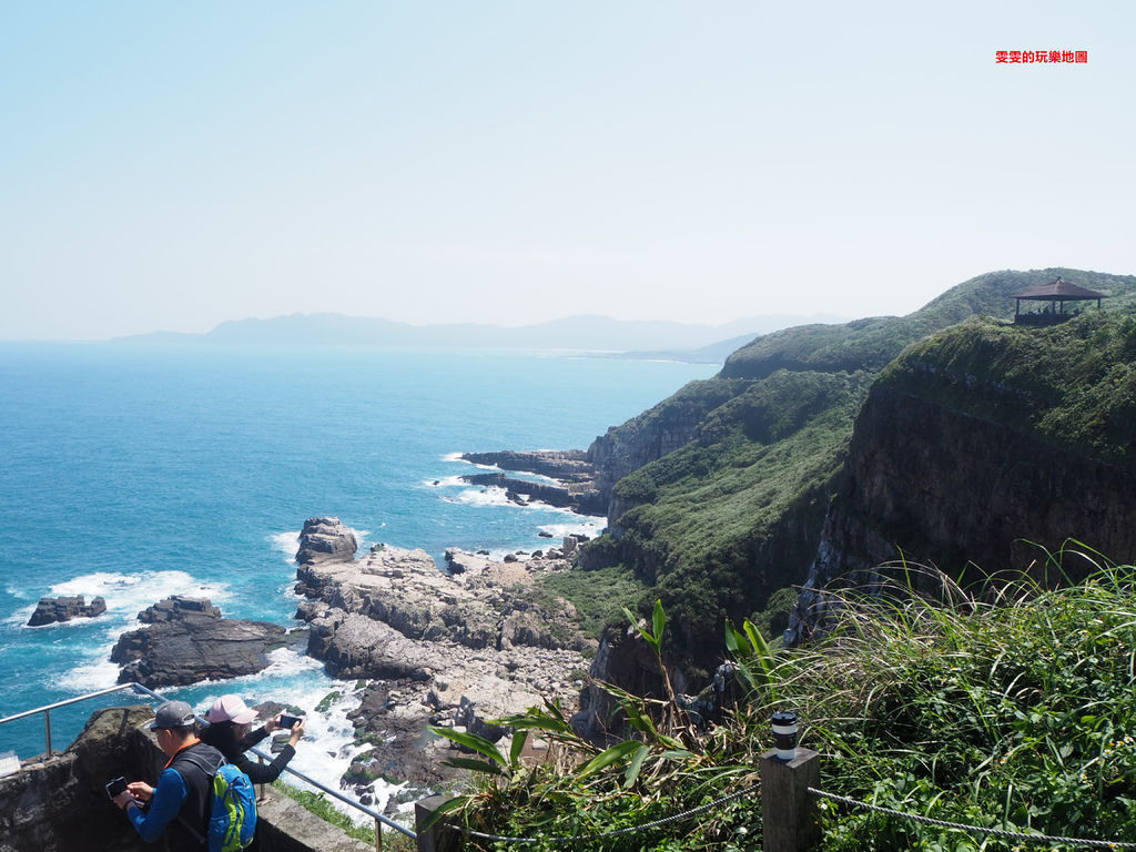 新北貢寮。龍洞灣岬步道,欣賞臨海矗立的巨石與壯麗的海岸景色,步道平緩好走容易達陣 @雯雯的玩樂地圖