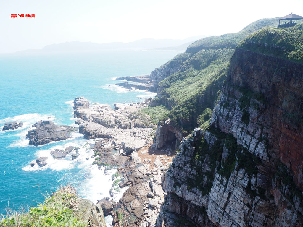 新北貢寮。龍洞灣岬步道,欣賞臨海矗立的巨石與壯麗的海岸景色,步道平緩好走容易達陣 @雯雯的玩樂地圖