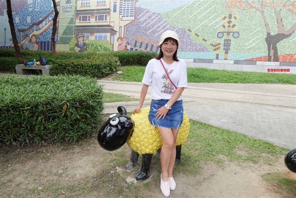 新北樹林。山佳車站鐵道地景公園，可愛造景、裝置藝術、彩繪牆，超殺記憶體 @雯雯的玩樂地圖