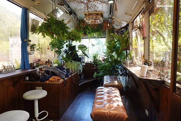 苗栗三義。鹿角cafe,隱身在露營區內，由公車改建而成，有著滿滿綠色植栽的咖啡廳 @雯雯的玩樂地圖